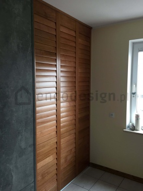 Podział pomieszczeń za pomocą drewnianych shuttersów Jasno