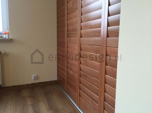 Podział pomieszczeń za pomocą drewnianych shuttersów Jasno