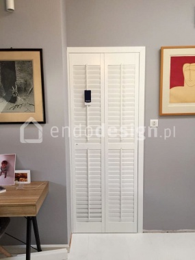 Garderoba z drzwiami drewnianymi shutters